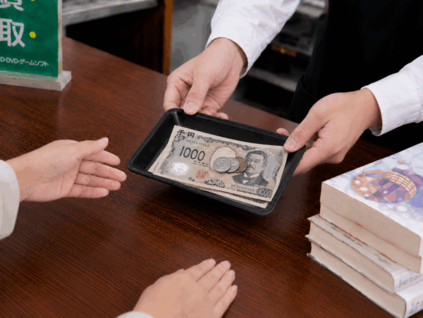 現金を受け取る　店頭買取